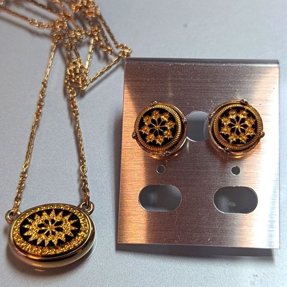 Vintage 80s Avon Snow Fantasy Oval Snowflake Necklace & Earrings Gold Tone Set - Picture 8 of 12
